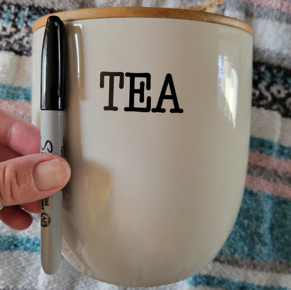 Tea canister in ceramic with bamboo lid